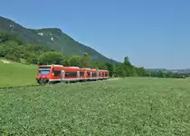650 027 mit Schwesterfahrzeugen 650 023 und 650 009 auf dem Weg mit RB 22962 von Metzingen nach Bad Urach anl��lich des Bad Uracher Sch�ferlaufes.Ich konnte diesen dreiteiligen Zug bei Bad Urach aufnehmen am 21.7.2013.Die besonderheit an der 3teiligen Garnitur ist,das die Bahnsteige auf der KBS 763 f�r 3 RS 1 zu kurz sind.Man hat aber kurzerhand die hintere T�re am letzten VT gesperrt und so war es wieder gut;-))