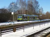 3.M�rz 2013:
Der VT 650.733 f�hrt hier als ag Hof Hbf-M�nchberg in den Bahnhof von Oberkotzau ein.
