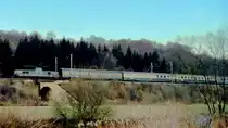 Frankreich, Lothringen, Meurthe-et-Moselle, zwischen Longuyon und Longwy. Eine BB 13000 f�hrt mit dem Schnellzug Paris-Reims-Charleville-Luxemburg in Richtung Longwy. Die ersten Wagen sind ein DEV AO , 2 UIC-Y, ein DEV INOX. Scan eines Dias von Anfang 1976