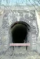 Frankreich, Lothringen, auf der Strecke Audun-le-Tiche (Moselle) - R�dange (Moselle) - R�dange-Adlergrund (Moselle) - Hussigny (Meurthe-et-Moselle) - Longwy (Meurthe-et-Moselle). Geschlossener Tunnel (462m) auf der Teistrecke Haltestelle R�dange - R�dange Adlergrund. Die Strecke Audun-le-Tiche - R�dange Adlergrund wurde am 1.4.1880 in Betrieb genommen, die Personenz�ge fuhren bis zum 15.5.1937, die G�terz�ge, vor allem Eisenerzz�ge, fuhren bis zum 31.7.1987 auf der Teilstrecke Audun-le-Tiche - R�dange. Scan eines Dias von Anfang 1976.