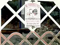 Frankreich, Lothringen, Meurthe-et-Moselle, Strecke Longwy-Hussigny bei Saulnes. Fu�g�nger�bergang mit den �blichen Warnungen:  Nicht �berqueren ohne in beide Richtungen zu schauen. Ein Zug kann einen andern Zug verdecken.  Scan eines Dias von Anfang 1976.