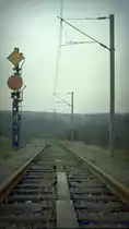 Frankreich, Lothringen, Meurthe-et-Moselle, Strecke Longwy-Hussigny. 25 kV Oberleitung, Krokodil, SNCF Signalsystem (siehe stellwerke.de). Oben ein gelbes Formsignal das die Vorbeifahrt erlaubt aber der Lokf�hrer hat sicherzustellen, da� der Zug vor dem nachfolgenden Signal zum Stehen kommen kann. Es entspricht damit dem Vorsignal  Halt erwarten . Unten fordert die rote Disque den Lokf�hrer zur Fahrt auf Sicht auf und k�ndigt einen Haltbegriff an. Die Disque wird haupts�chlich auf Nebenstrecken eingesetzt. Diese Strecke existiert heute nicht mehr. Scan eines Dias von Anfang 1976. Fotografiert von der Br�cke einer ehemaligen Schmalspurbahn.