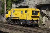 Am 19.07.2013 wurde ein Schienenpr�ffahrzeug SPF 101 = Schienen-LKW �ber die Semmeringbahn �berstellt. Das Bild entstand im Bereich des Bahnhofes Breitenstein.