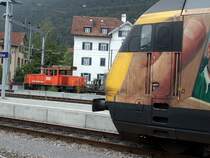 Ge 2/3 215 der RhB auf Rangierfahrt im Arosaareal des Bahnhofs Chur. Im Vordergrund ist eine SBB Re 460 mit Western Union Werbung sichtbar. (27.09.2006)