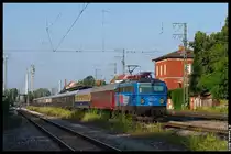 Die Centralbahn 1042 520 mit Werbung f�r das Lok Magazin und Sonderzug nach Kornwestheim in N�rnberg-Stein. Gerade noch rechtzeitig denn der Schatten wanderte beachtlich schnell in das Gleis.