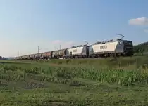 RBH 122 (143 950-4) und RBH 102 (143 069-3) sind am 18. Juli 2013 mit einem Kesselwagenzug bei Kronach unterwegs.
