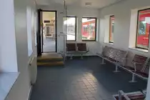 Momentan kein Bedarf, aber in einem halben Jahr sieht es schon ganz anders aus.
Einfach vormerken, wenn es dann soweit ist, ein geschlossener, beheizbarer Warteraum.
So geshen in Wolfsburg Hbf am 03.07.2013.