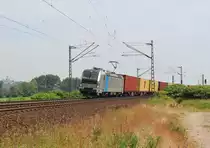 Am 19.Juni 2013 war RP/EVB 193 802 mit einem Containerzug bei Burgstemmen auf dem Weg Richtung S�den.