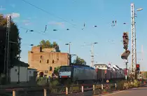 Durch R�desheim rheinabw�rtsfahrend kommt am Freitagabend die MRCE / LOCON 189 984 mit einem Containerzug. Hier ist sie im Bahnhofsbereich abgelichtet 19.7.2013