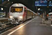 Im M�rz 2006 wartet ein Schneebedeckter IC-Steuerwagen im Interregio nach Olten in Z�rich HB.