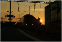 Da sich dieses Jahr bisher die Sonnenunterg�nge etwas selten sehen lassen, habe ich es heute einmal mit einem Sonnenaufgang versucht: Ein RABe 511 verl�sst als RE 2606 um 6:31 Morges Richtung Gen�ve. 
23. Juli 2013