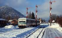 Ein 628 trifft Ende November 1998 in Schliersee ein. Einige Jahre verkehrten diese Triebwagen an Wochenenden nach Fischhausen-Neuhaus. Dabei nutzten sie Gleis 2, die Wendezüge fuhren auf Gleis 1 bzw. 3 ein. Zum Zeitpunkt der Aufnahme sollte eigentlich die Bayerische Oberlandbahn den Betrieb übernehmen, allerdings standen zu wenig Integral zur Verfügung, daher führte die DB den Betrieb weiter. Das winterliche Foto passt zwar nicht zur Jahreszeit, aber vielleicht kann es dem einen oder anderen bei den zur Zeit herrschenden Temperaturen als Abkühlung dienen.