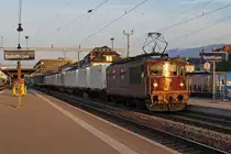 BLS: Am 26. Juli 2013 konnte bereits bei Sonnenaufgang der etwas spezielle, allt�gliche G�terzug mit der Re 425-165 in Solthurn-HB (anl�sslich der Durchfahrt in Richtung Olten) fotografiert werden.
Foto: Walter Ruetsch 