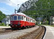 DSF: Der BDe 4/4 2 der ehemaligen Wohlen-Meisterschwanden-Bahn auf grosser Sonderfahrt bei Moutier am 8. Juni 2010. Soeben hatte er die felsige Schlucht verlassen.  
Foto: Walter Ruetsch