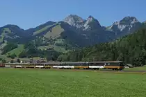 BLS: Der GOLDEN PASS PANORAMIC EXPRESS ist auf dem gesamten BLS-Netz zurzeit noch der einzige Personenzug, der mit einer Re 425, EW ll-Wagen sowie einem alten BDt gef�hrt wird. BDt 940 bei Boltigen am 27. Juli 2013.
Foto: Walter Ruetsch