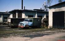 Für Inspektionsfahrten setzten die rumänischen Waldbahnen Draisinen wie diese der Marke Eigenbau ein (Comandau August 1992). Im dahinter sichtbaren Lokschuppen waren die mit Holz gefeuerten Dampflokomotiven untergebracht. Die Bewohner von Comandau nutzen den Lokschuppen übrigens als Räucherkammer, an der Decke hingen einige gewaltige Schinkenstücke.