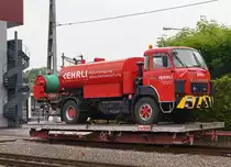 RBS: X 711 mit sehr interessanter Beladung. Am 8. Dezember 1983 hat der letzte SAURER-Lastwagen f�r den privaten Gebrauch und am 27. Februar 1986 der letzte Armeelastwagen die Werkhallen in Arbon verlassen. Zudem mussten die langlebigen und robusten Fahrzeuge wegen der Einf�hrung der LSVA sehr viel fr�her als vorgesehen durch neue Fahrzeuge anderer Marken ersetzt werden. Somit handelt es sich beim SAURER D 290 aus dem Jahre 1977, der auch 2013 von der Firma KEHRLI KOMUNAL AG noch f�r die Kanalsp�hlung eingesetzt wird, um eine Rarit�t. W�hrend vielen Jahren pr�gten diese sch�nen Laster das Bild der Strassen in der Schweiz und heute k�nnen sie nur noch an den beliebten SAURER-TREFFEN bestaunt werden.
Foto: Walter Ruetsch