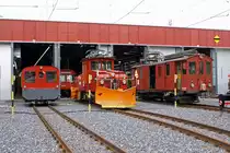 RBS: Trotz Neuanschaffung und Modernisierung von Rollmaterial sind im Fuhrpark der RBS noch einige �ltere Fahrzeuge erhalten geblieben. Tm 2/2 161, Ge 4/4 111-112 und Gem 4/4 121 in Worb am 21. August 2009.
Foto: Walter Ruetsch