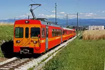 NStCM: Vom 23. bis 28. Juli 2013 wurde das pal�o festival Nyon von �ber 230'000 Musikbegeisterten besucht. Da die meisten Besucher mit den �ffentlichen Verkehrsmitteln anreisen und das Festgel�nde direkt durch die NStCM erschlossen wird, muss die Schmalspurbahn w�hrend diesen Tagen auf das letzte verf�gbare Rad zur�ckgreifen. Zwischen dem Festgel�nde und dem Bahnhof Nyon verkehrt zus�tzlich der  TRAIN NAVETTE  der mit den B 341 und B 342 (Baujahr 1949 ex BD/ex BTI) gef�hrt wird. Soweit mir bekannt ist, werden diese bereits historischen Wagen nur noch f�r diesen Grossanlass in Betrieb genommen. Die Aufnahme stammt vom 17. Juli 2012.
Foto: Walter Ruetsch