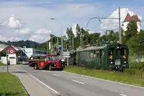 HEG: WIE IN ALTEN ZEITEN. Sonderzug mit dem ehemaligen EBT BDe 2/4 240 und einem Bi auf dem im Jahre 1994 auf Busbetrieb umgestellten Streckenabschnitt Sumiswald-Grünen - Wasen (ex RM/VHB), anlässlich einer Begegnung mit einem SAURER Reisebus der selben Epoche am 21. Mai 2011.
Foto: Walter Ruetsch