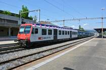 Bt NPZ, ex. MThB, 50 85 29-35 974-9 an der Spitze eines EW I/II Pendels als RE 2946 beim Zwischenhalt in Lyss, 03.08.2013.