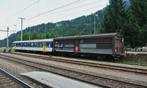 X 10 85 94 00 116-7 und der ausrangierte AB EWII 50 85 39-35 117-3 abgestellt in Airolo, 04.08.2013.