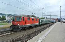 W�hrend den Bauarbeiten in Luzern fallen die Zusatz IR Luzern-Z�rich-Luzern zwischen Rotkreuz und Luzern aus. Zwischen Rotkreuz und Z�rich HB werden anstelle der Kompositionen zwei Pendelz�ge eingesetzt, ein EWIV Pendel und ein EWI/II Pendel. Im Bild ist der EWI/II Pendel, welcher die Z�ge 3514/3537 (Rotkreuz-Z�rich HB-Rotkreuz) bedient. Die Re 4/4 II 11135 zieht den 7-teiligen IR 3537 in Rotkreuz von Gleis 1 auf ein Abstellgleis, wo er �ber Nacht abgestellt wird, 08.08.2013.