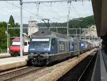 bls - 465 011-5 + 465 .. mit G�terzug bei der durchfahrt im Bahnhof Burgdorf am 03.08.2013
