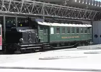 Ein monstr�ses aber hochinteressantes Gef�hrt ist dieser Triebwagen,
der zum Gl�ck im Verkehrshaus der Schweiz der Nachwelt erhalten wird.
Am 17.5.2009 konnte ich das Fahrzeug im Freigel�nde fotografieren.
F�r mich war es auf den ersten Blick ein Dampf Triebwagen, aber geirrt.
