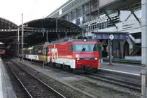 Unser Zug, der  Golden Pass  wartet am 17.5.2009 bereits am Bahnsteig
im Hauptbahnhof Luzern.
An diesem Morgen bespannt die Zentralbahnlok 101966 diese Garnitur.