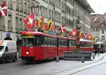 TW 716 ist ein Altbau Gliedertriebwagen, der hier mit Anh�nger die 
Marktgasse in der schweizer Hauptstadt Bern am 18.5.2009 durchf�hrt.