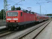 Wieder einmal Retter in der Not war die Rostocker Lady 143 303 die,die Bespannung vom RE 13010 Sassnitz-Rostock,am 05.August 2013,�bernahm.Hier mit Rostocker Dostos in Bergen/R�gen.