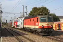 1144 092-4 f�hrt am 08.August 2013 mit dem R 2254 von Payerbach-Reichenau nach Retz durch die Hst. Atzgersdorf Mauer.