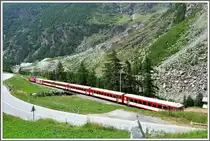 R235 mit HGe 4/4 II 4  T�schhorn  auf der Dorfbachbr�cke bei Randa. (04.08.2013)