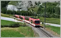 Seit dem Bergsturz von Randa im Jahre 1991 gibt's f�r den R240 mit einem ABDeh 4/10 auf der Talfahrt eine kurze Gegensteigung. Dort wird auch die ehemalige Kantonsstrasse �berquert, die ebenfalls h�her gelegt wurde. (04.08.2013) 