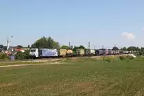 185 662 mit einem KLV Zug am 27.07.2013 bei Osterm�nchen.