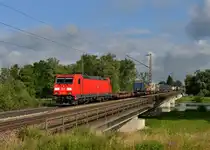 185 353 mit einem KLV am 04.07.2013 auf der Isarbr�cke bei Plattling.