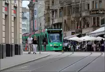 Eine Straßenbahn fährt durch die Stadt - 

Combino Tram in Basel am Marktplatz.

22.06.2013 (Matthias)