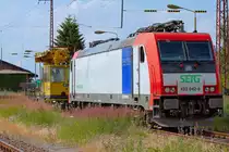 Abgestelltes Spitzke Mehrzweckarbeitsger�t und eine E-Lok aus der Schweiz mit Werbung f�r ein �sterreichisches Logistikunternehmen auf dem Gleis des Bahnhofs Anklam. Aufgenommen vom Bahnsteig in Richtung Stralsund. - 02.07.2013