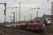 EfW 212 074+211 051 verlassen am 28.2.13 mit einem Schotterzug D�sseldorf-Rath.