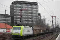 Captrain 185 550 am 28.2.13 mit einem Papierzug in D�sseldorf-Rath.