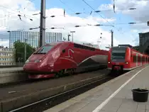 Und nochmal ein Bild von Thalys 4305 neben 425 598-0 aufgenommen am 25.9.10 in K�ln Hbf.