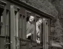 . Museumsbahnfahren macht gl�cklich - Die beiden Bahnfotografen scheinen sich sehr auf die Fahrt mit der GCI Wagengarnitur der Museumsbahn  Train 1900  in Fond de Gras zu freuen. 16.06.2013 (Jeanny)

GCI steht f�r  Grande capacit� et intercirculation , d.h. grosses Platzangebot und �bergangsm�glichkeit zum Nachbarwagen, moderne Merkmale f�r Wagen, die ab 1890 in St�ckzahlen von mehreren tausend f�r die belgischen Staatsbahnen bis um 1920 gebaut wurden. Drei davon konnten in Belgien erworben werden und bildeten die Zuggarnitur des Train 1900 im Jahre 1973. Jahrelang pr�gten sie sein Erscheinungsbild.

Seit der Saison 2005 ist die GCI Garnitur technisch wieder in Schuss sein und f�r Sonderfahrten und Filmaufnahmen zur Verf�gung stehen. So wird die Erinnerung an Rollmaterial das einst sehr zahlreich war und von dem jetzt rund ein Dutzend Exemplare in sehr verschiedenem Erhaltungszustand �brig geblieben ist, lebendig gehalten.
