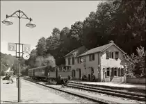 . Bahnhof von anno dazumal - Der Bahnhof Fond de Gras (ehemaliger Bahnhof Lamadelaine), das Zentrum des Industrie- und Eisenbahnparks, ist gleichzeitig auch der betriebliche Mittelpunkt der Museumsbahn  Train 1900 .

Der Kopfbahnhof Fond de Gras bestand aus 8 Zuggleisen der PH (Prinz Heinrich Eisenbahngesellschaft) und 6 privaten Zuggleisen. Eine Lokomotive fuhr die Wagen zu den Erzverladestellen, zwei weitere fuhren die Z�ge nach P�tange.

Nach aufwendiger Renovierung, ist der Bahnhof Fond de Gras heute Ziel- und Abfahrtsbahnhof der touristischen Z�ge der Museumsbahn  Train 1900  von und zum Bahnhof P�tange und nach Rodange. Im Bahnhof Fond de Gras befindet sich auch ein typisches  Buffet de la Gare , eine Bahnhofsgastst�tte, die an Sonn- und Feiertagen in den Monaten Mai bis September nachmittags ge�ffnet ist.

Am 02.06.2013 wartet die Dampflok N�8 (ADI 8) mit ihren Museumswagen vor dem Bahnhof Fond de Gras auf die Abfahrt nach Bois de Rodange. (Jeanny)
