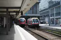 Die 1216 020 am 07. August 2013 auf Rangierfahrt im M�nchner Hbf.
Nebenan steht der RJ aus dem Westen.