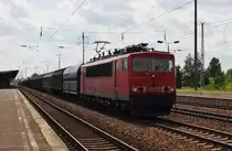 Hier 155 133-2 mit einem gemischten G�terzug, bei der Durchfahrt am 1.7.2013 durch Berlin Sch�nefeld Flughafen, in Richtung Berlin Gr�nauer Kreuz.
