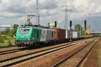 Hier 437 023 mit einem Containerzug, bei der Durchfahrt am 1.7.2013 durch Berlin Sch�nefeld Flughafen, in Richtung Genshagener Heide.
