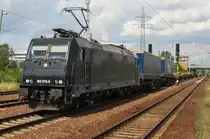 Hier 185 570-9 mit einem KLV-Zug, bei der Durchfahrt am 1.7.2013 durch Berlin Sch�nefeld Flughafen, in Richtung Genshagener Heide.