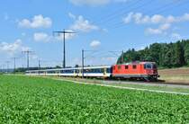 Streetparade Ersatzverkehr 2013: Re 4/4 II 11200 mit KlB Pendel als Ersatz RE 3223 zwischen Hindelbank und Lyssach, 10.08.2013.