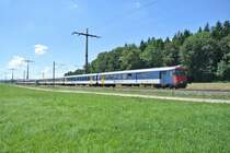 Streetparade Ersatzverkehr 2013: BDt EWI 50 85 82-33 991-9 an der Spitze des Ersatz IR 2029 bei Hindelbank. Bei diesem KlB Pendel handelt es sich um einen verl�ngerten S-Bahn Basel Zusatzpendel, 10.08.2013.